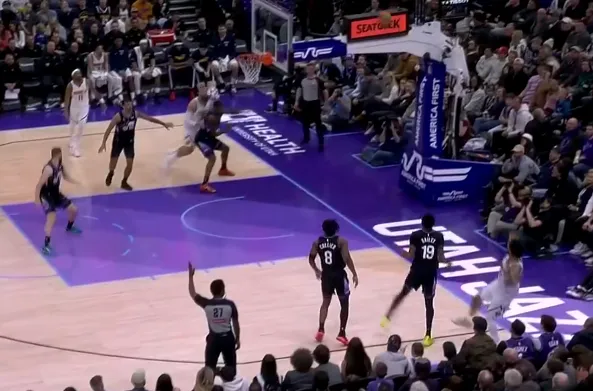 默里底角极限后仰三分再中,第三节已经独自砍下15分